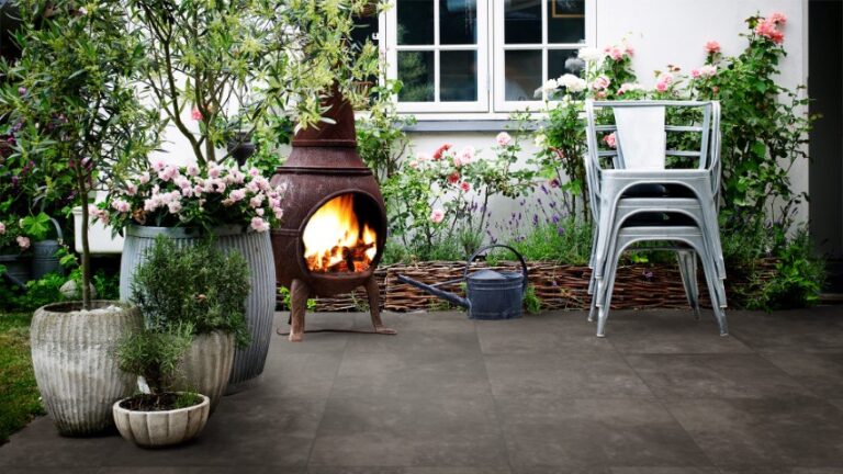 Terras met donkere keramische tuintegels en vuurkorf
