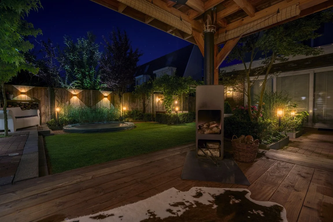 Sfeervolle LED-tuinverlichting op een veranda in de avond