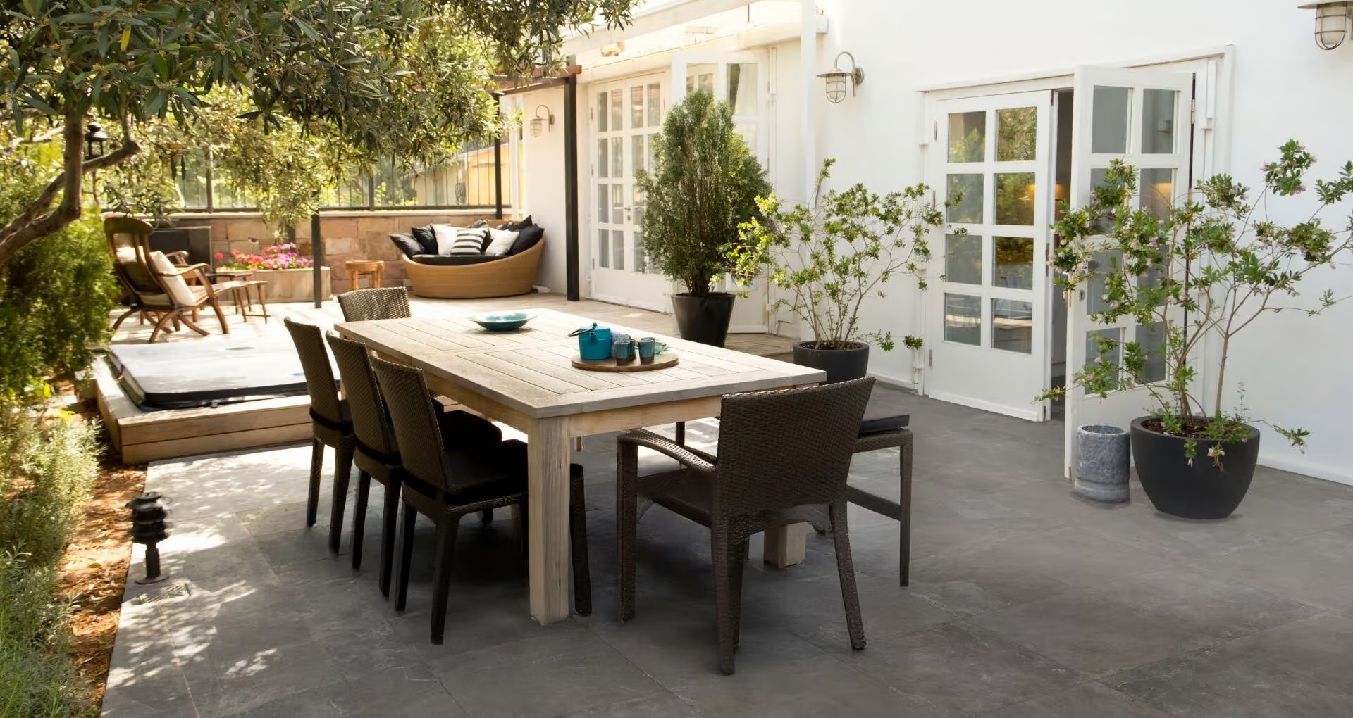 Mediterrane tuin met keramische buitentegels uit de Stepstones Home Collection