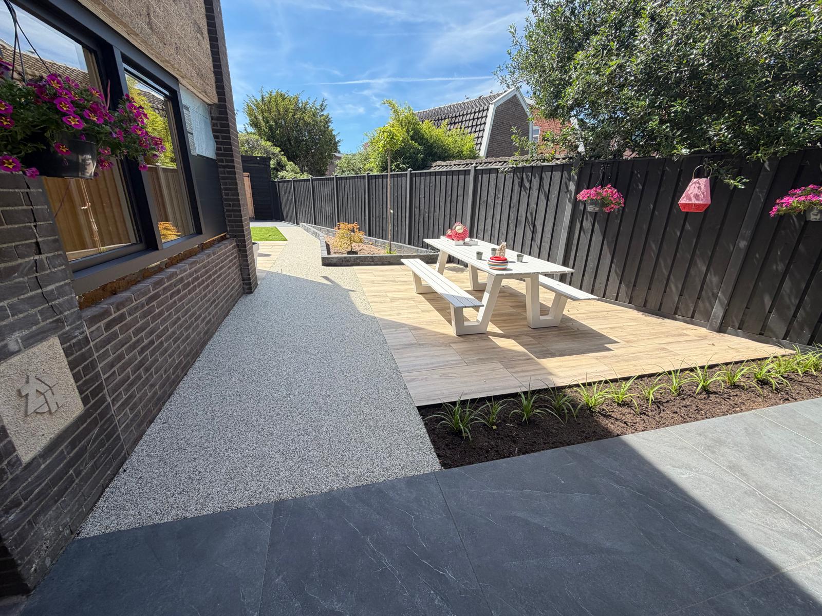 Harsgebonden grind terras met plantenborder