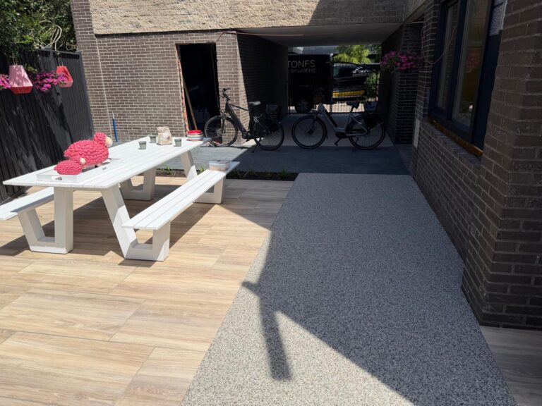 Terras met harsgebonden grind en houten vlonder