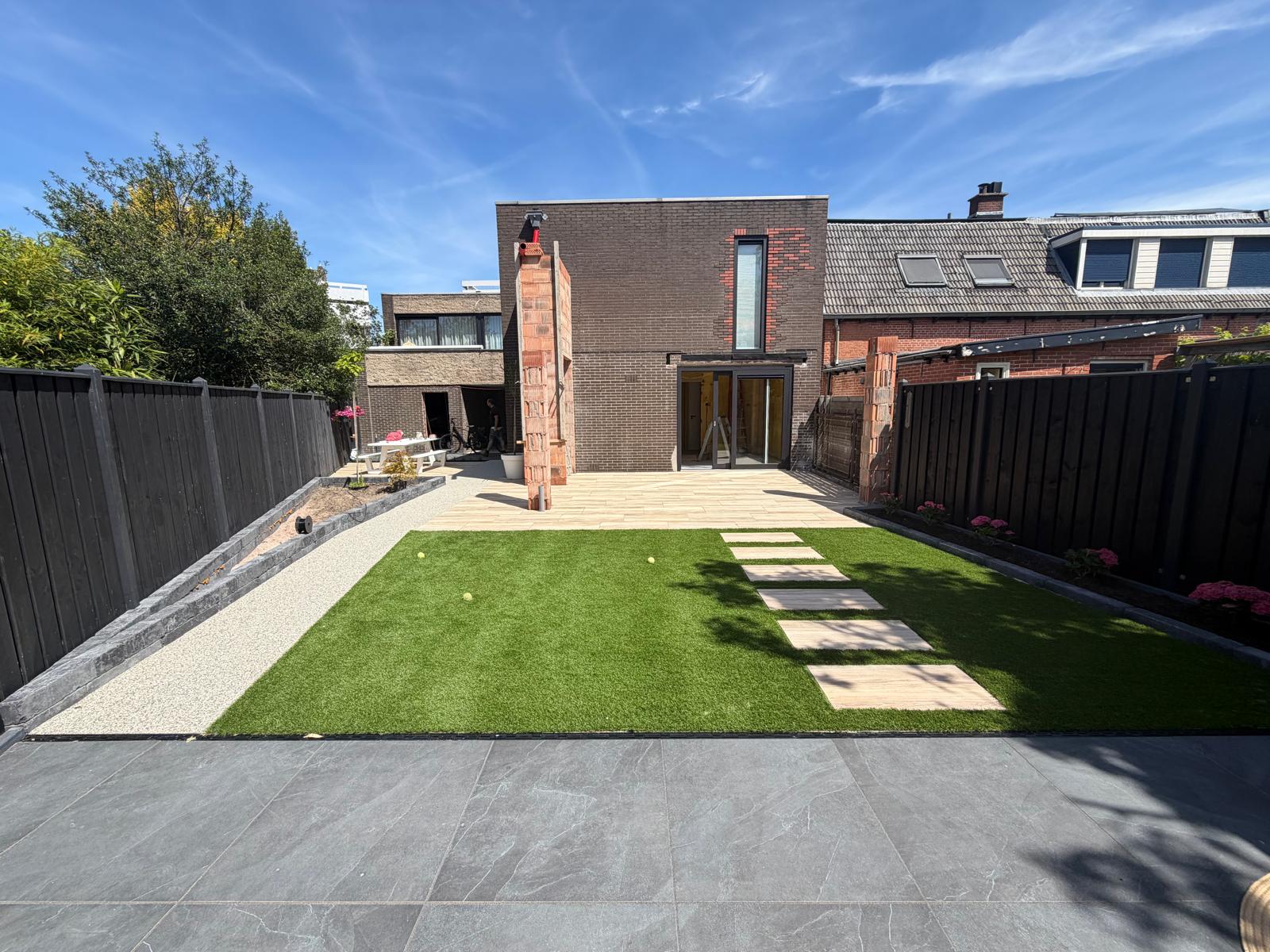 Tuin met harsgebonden grind paden en gazon, project Step Stones
