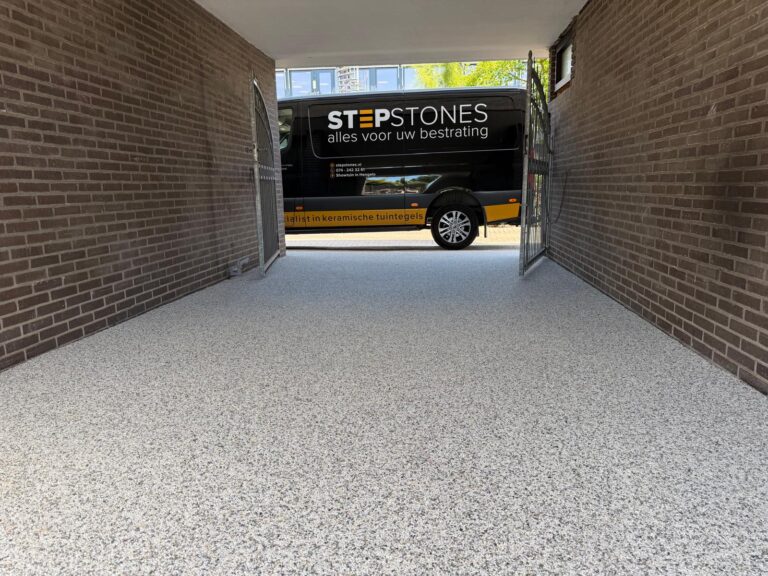 Carport en oprit van harsgebonden grind