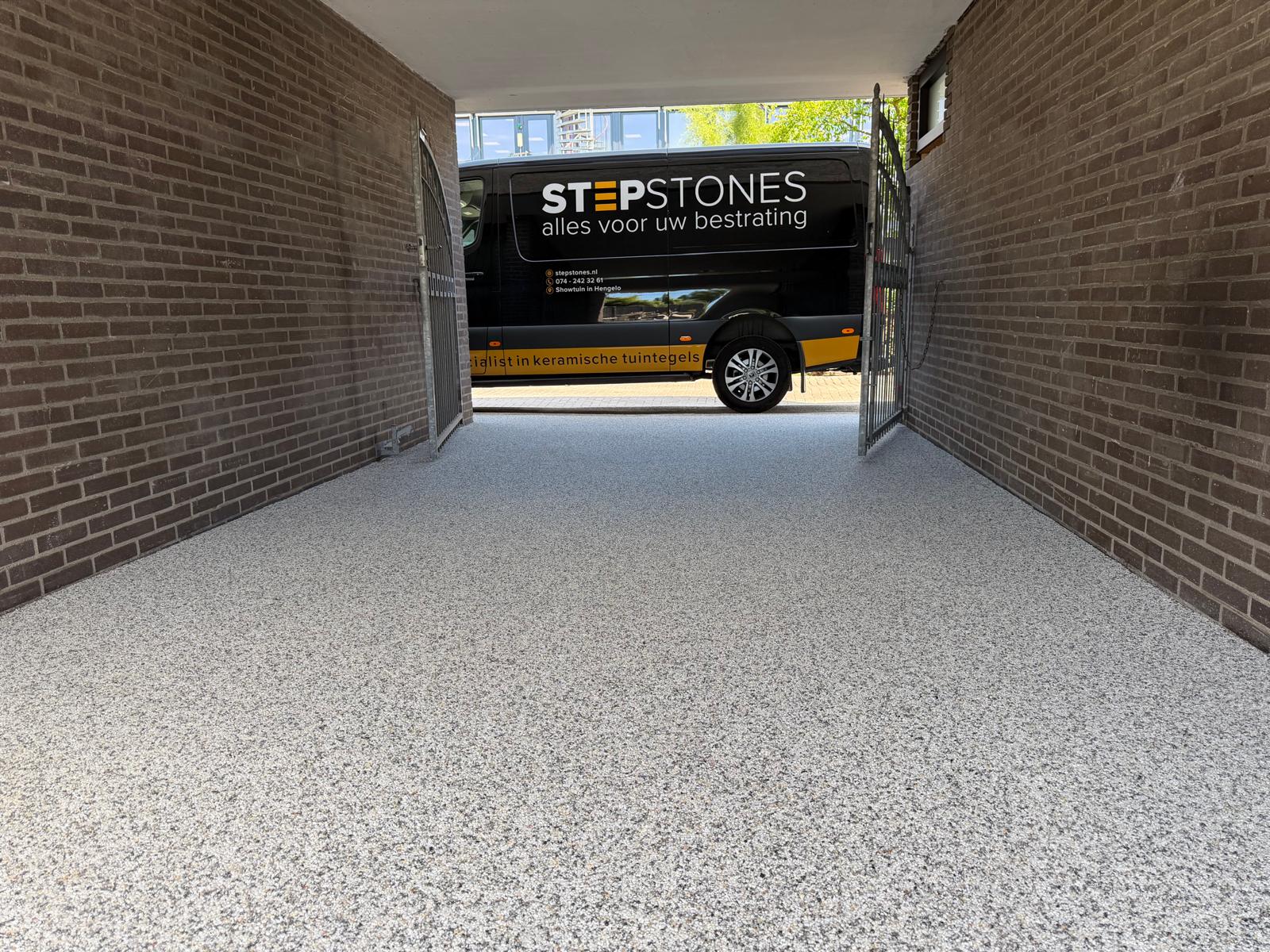 Carport en oprit van harsgebonden grind