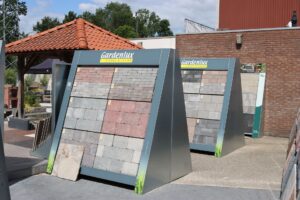 Klinkerdisplays bij de pergola in de showtuin van Stepstones in Hengelo