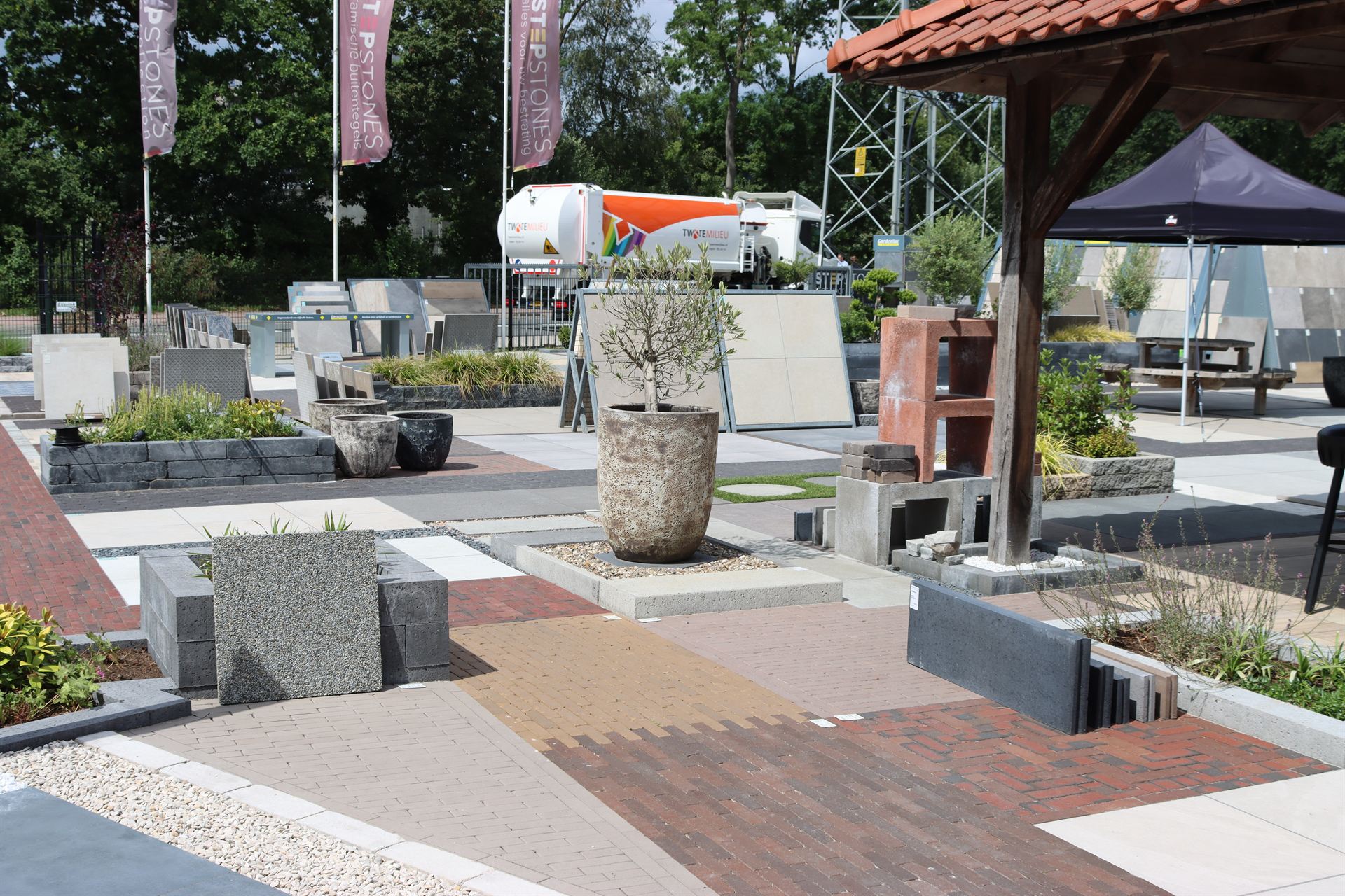 Showtuin met pergola in de showtuin van Stepstones in Hengelo