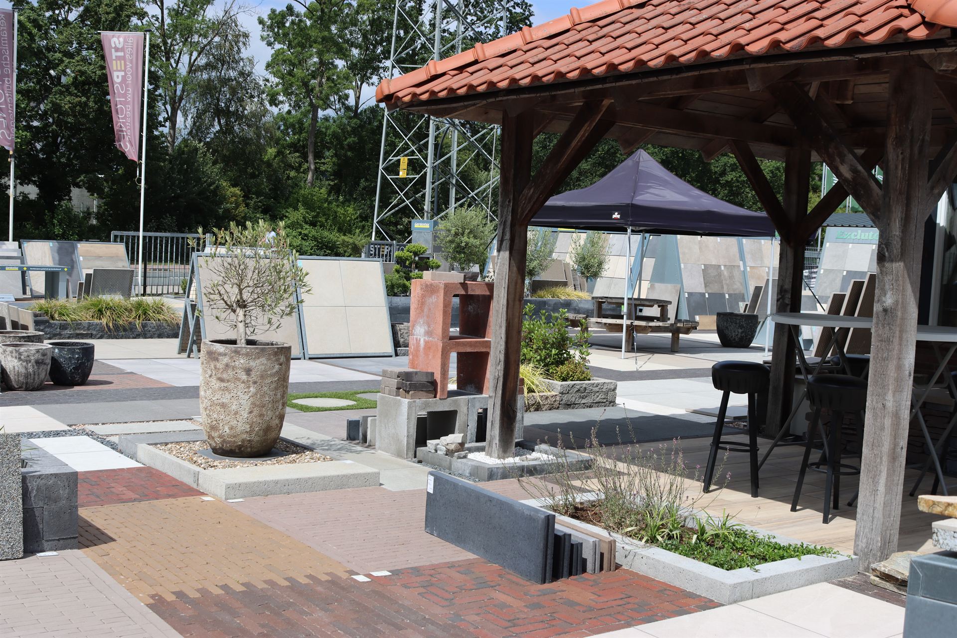 Pergola en terras in de showtuin van Stepstones in Hengelo