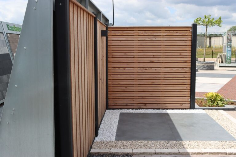 Schutting met tegelvak in de showtuin van Stepstones in Hengelo