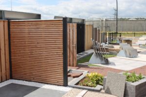 Schuttingen en tuinvakken in de showtuin van Stepstones in Hengelo