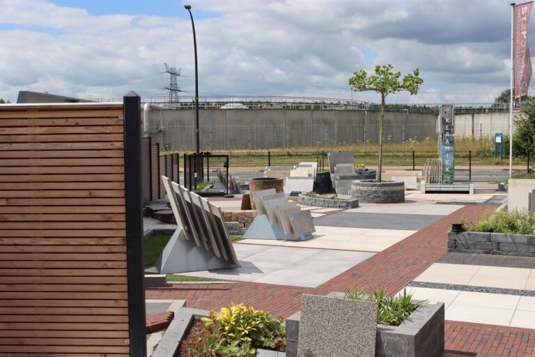Schutting langs het tegelpad in de showtuin van Stepstones in Hengelo