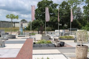 Ruime showtuin met vlaggen in de showtuin van Stepstones in Hengelo