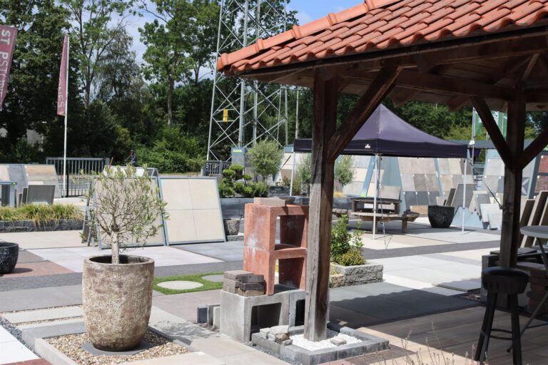 Pergola met zithoek in de showtuin van Stepstones in Hengelo