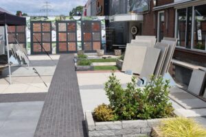 Klinkerpad naar de displays in de showtuin van Stepstones in Hengelo