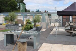 Tegels onder het schaduwdoek in de showtuin van Stepstones in Hengelo