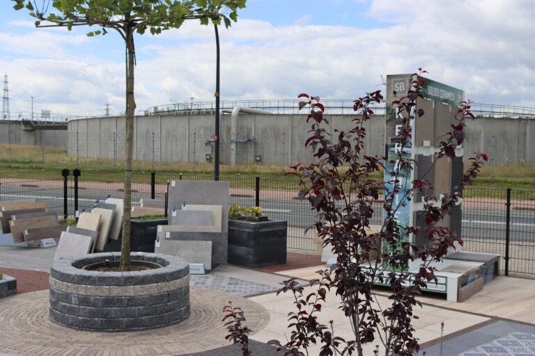Vuurplaats met boom in de showtuin van Stepstones in Hengelo