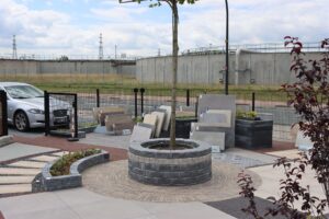 Zithoek rond de boom in de showtuin van Stepstones in Hengelo