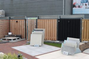 Keramiek voor de schuttingenwand in de showtuin van Stepstones in Hengelo