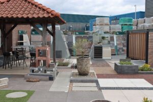 Pergola met terrastegels in de showtuin van Stepstones in Hengelo