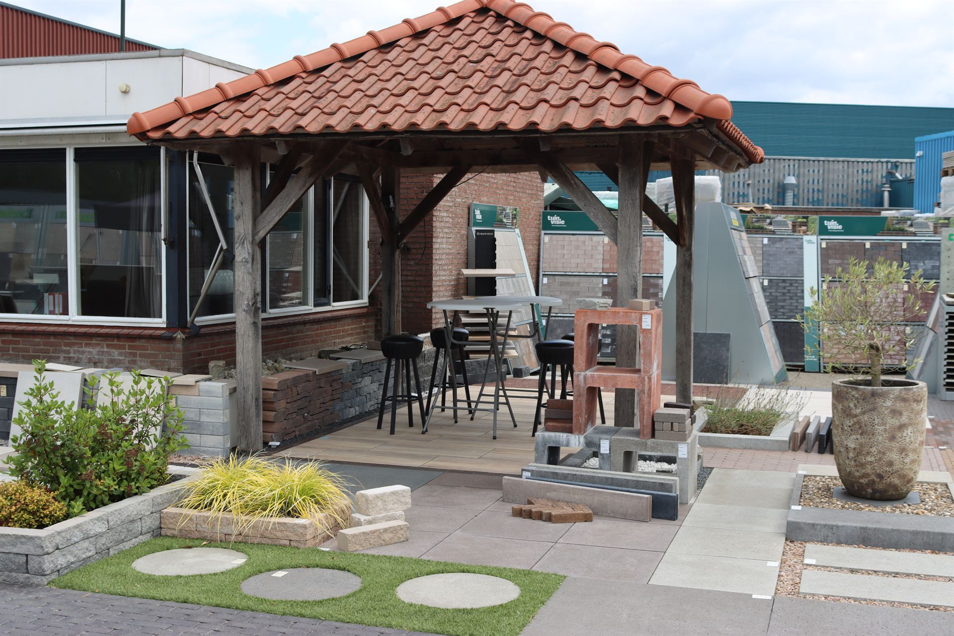 Pergola met gazon in de showtuin van Stepstones in Hengelo