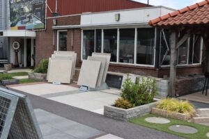 Keramiek bij de entree in de showtuin van Stepstones in Hengelo