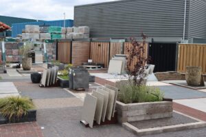 Bloembakken en tegels in de showtuin van Stepstones in Hengelo