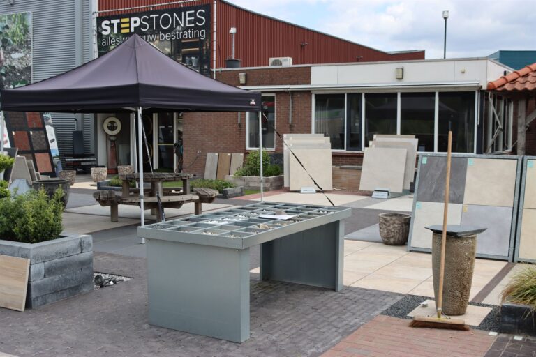 Toonbank met tegelstalen in de showtuin van Stepstones in Hengelo