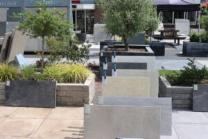 Plantenbakken en bestrating in de showtuin van Stepstones in Hengelo