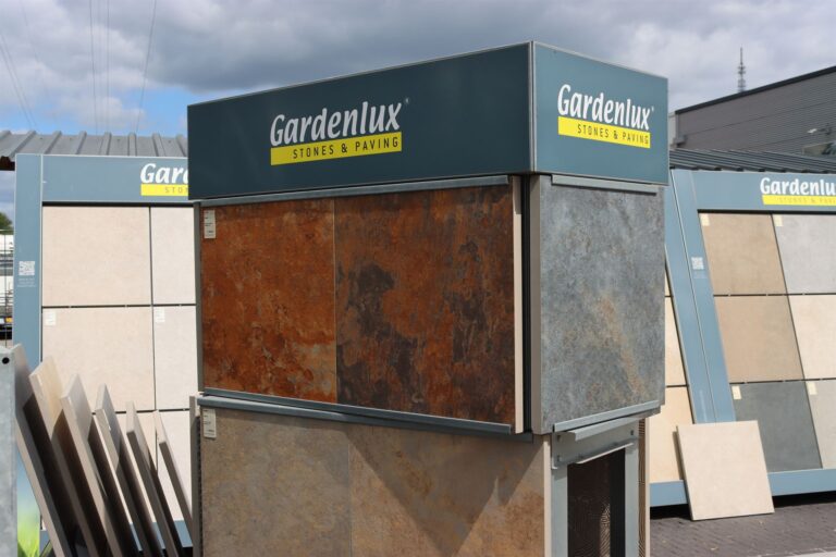 Keramiek-display Gardenlux in de showtuin van Stepstones in Hengelo