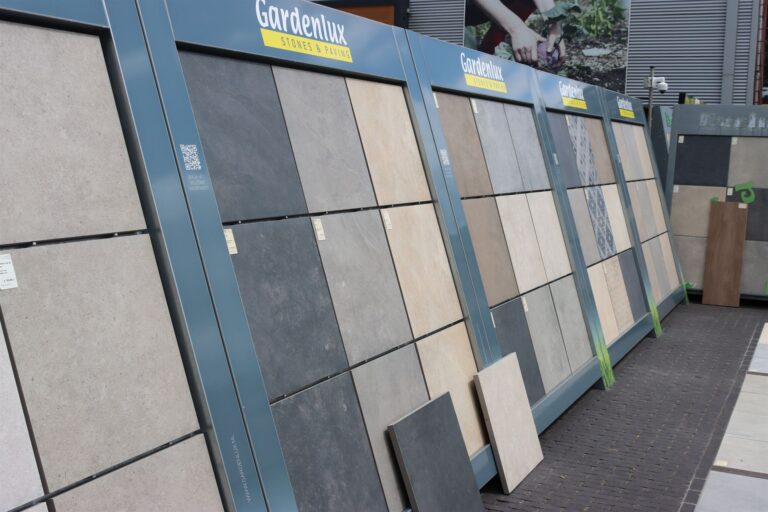 Keramische tegels op ware grootte in de showtuin van Stepstones in Hengelo