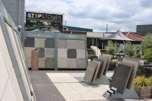 Tegeldisplays met schaduwdoek in de showtuin van Stepstones in Hengelo