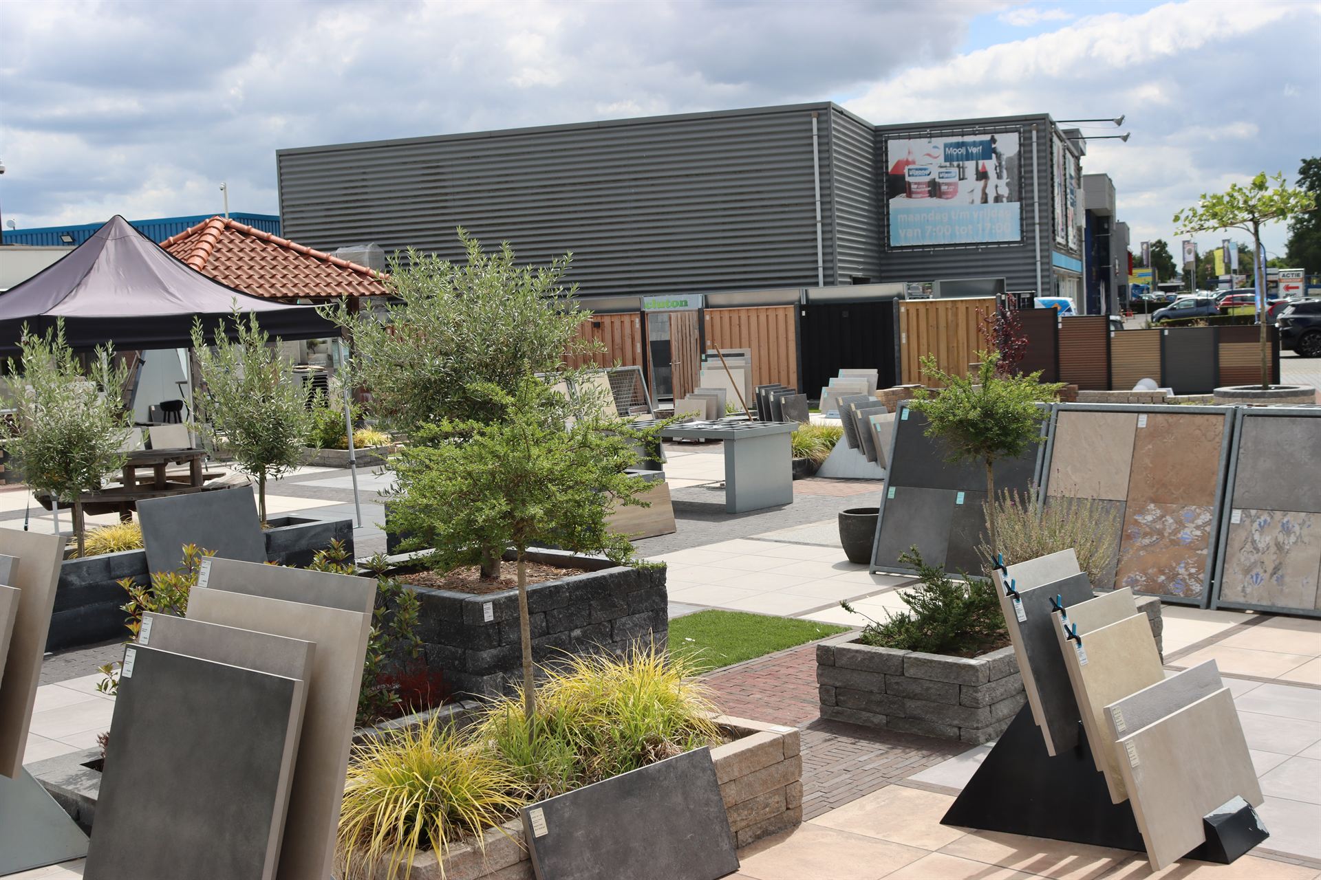Olijfbomen en keramiek in de showtuin van Stepstones in Hengelo