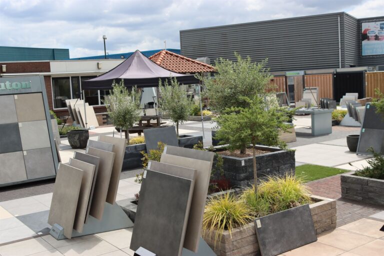 Keramiek in natuursteenlook in de showtuin van Stepstones in Hengelo