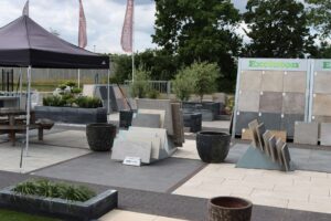 Tegelopstelling onder partytent in de showtuin van Stepstones in Hengelo