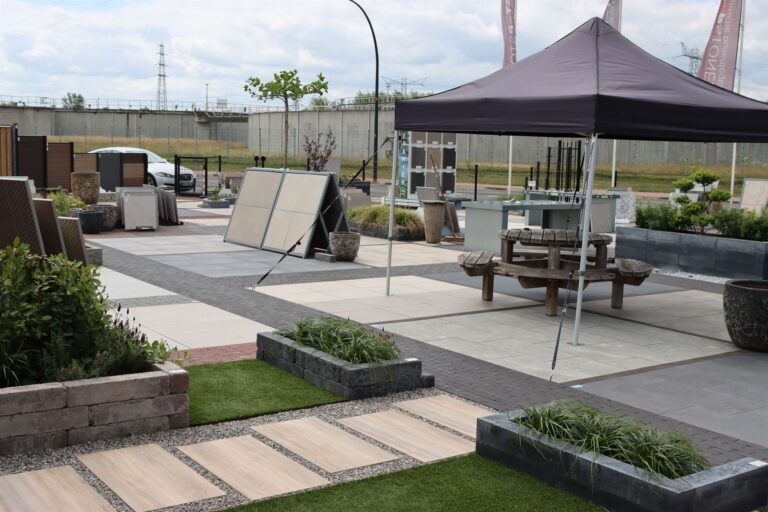 Terras met gazon in de showtuin van Stepstones in Hengelo