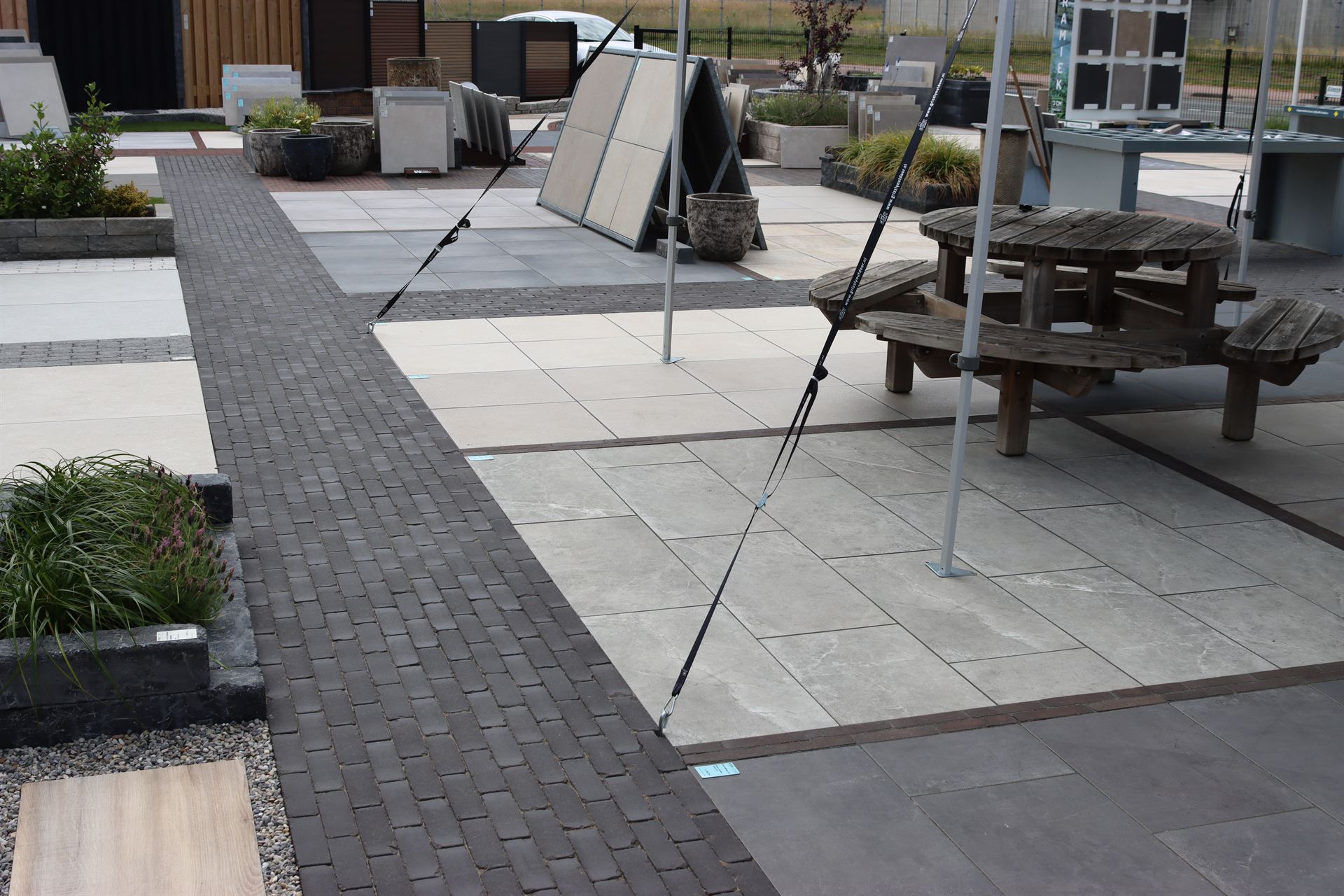 Keramiek met klinkerpad in de showtuin van Stepstones in Hengelo