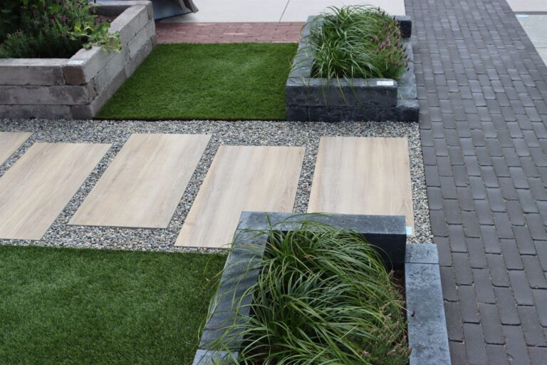 Stapstenen in kunstgras in de showtuin van Stepstones in Hengelo