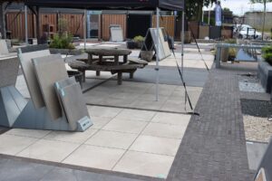Picknickplek op keramiek in de showtuin van Stepstones in Hengelo