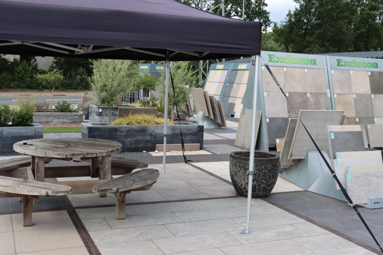 Terras met picknickset in de showtuin van Stepstones in Hengelo