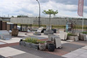Tegelvakken met potten in de showtuin van Stepstones in Hengelo