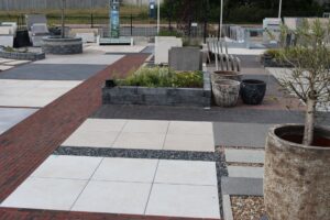 Keramiek met rode klinkerrand in de showtuin van Stepstones in Hengelo