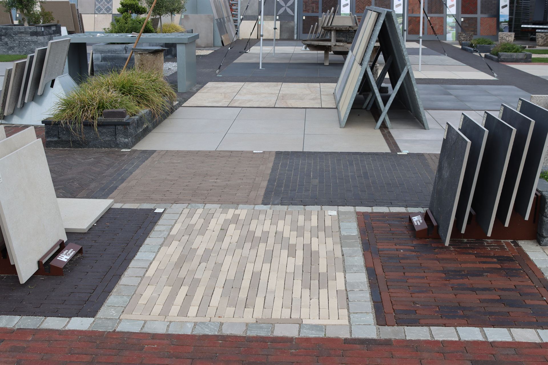 Klinkers en tegels gecombineerd in de showtuin van Stepstones in Hengelo