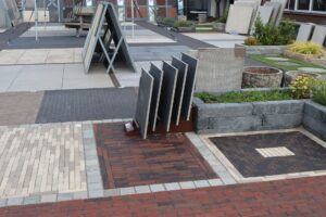 Sierbestrating met kader in de showtuin van Stepstones in Hengelo