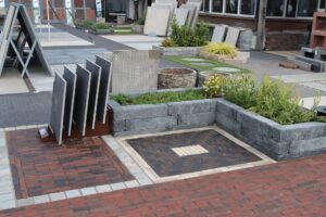Plantenbak met tegelvlak in de showtuin van Stepstones in Hengelo