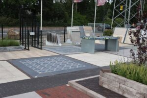 Tegels in patroon in de showtuin van Stepstones in Hengelo